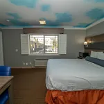 Hollywood Palms Inns & Suites