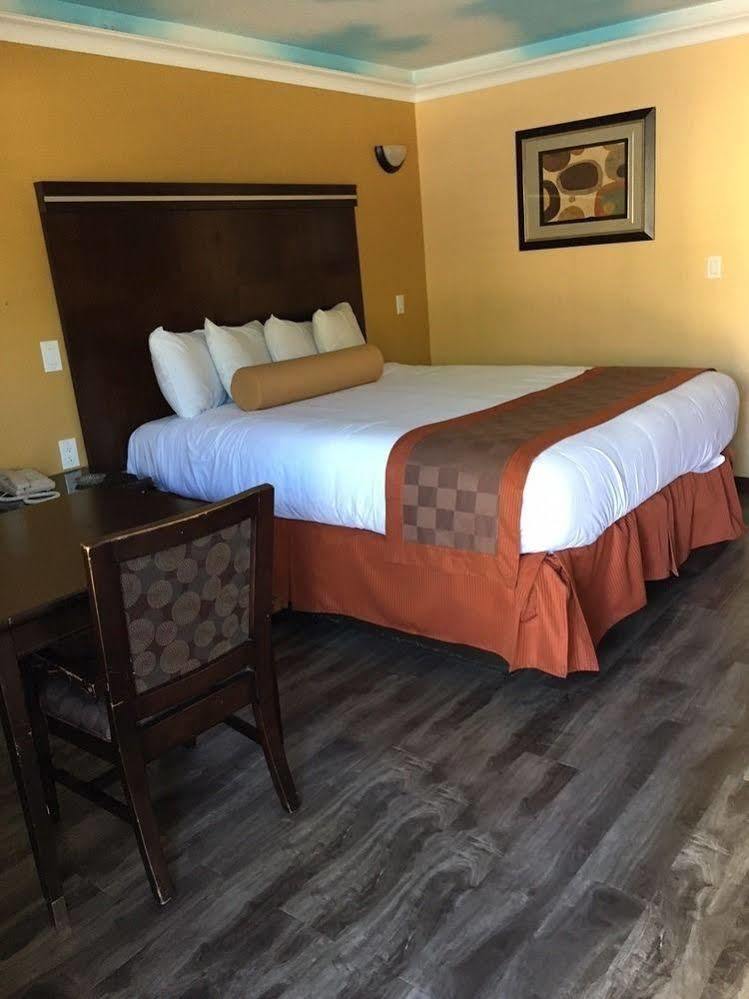 Hollywood Palms & Motel 2*